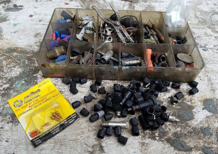 lot 189 image: Big mix lot of Air Valves & Cores
