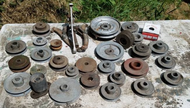 lot 196 image: Large assortment of 28 vintage pulleys and a gear pulley