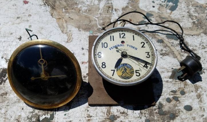 lot 200 image: 2 vintage gauges