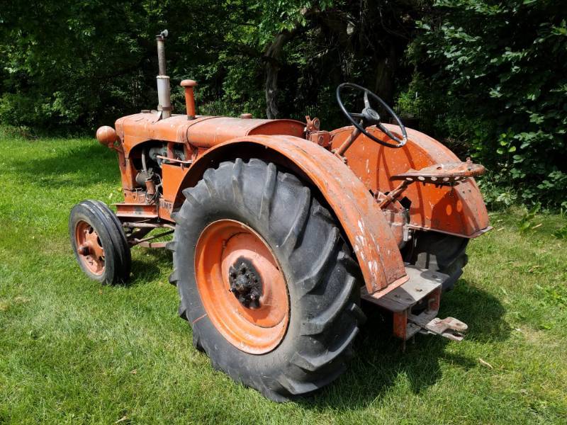 lot 4 image: Allis Chalmers WF 201 Series Tractor with Hand Crank Start