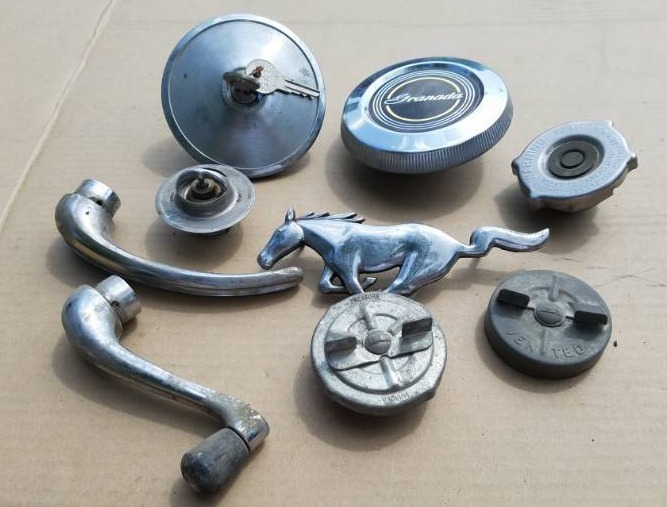 lot 7 image: Vintage Ford Mustang Emblem & Granada Gas Cap mix lot