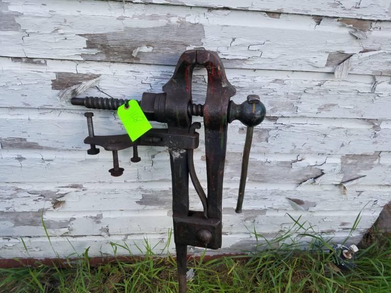 lot 108 image: Antique 6 inch Black Smith #2 Vise Heavy Duty in good working condition
