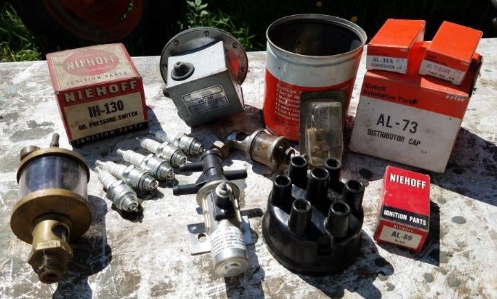 lot 203 image: Mix lot of engine parts