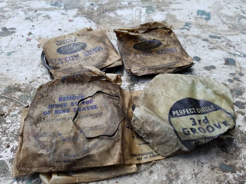 lot 205 image: Ford Piston Rings