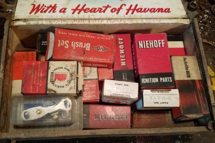 lot 232 image: Cigar box of Auto parts