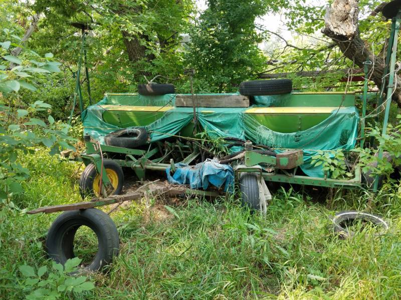 lot 258 image: John Deere Planter with a Tri-Steal Fertilizer bin Grain planter 13 feet long