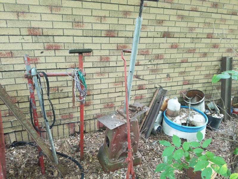 lot 264 image: All items along the shop. Grease guns & fuel tank
