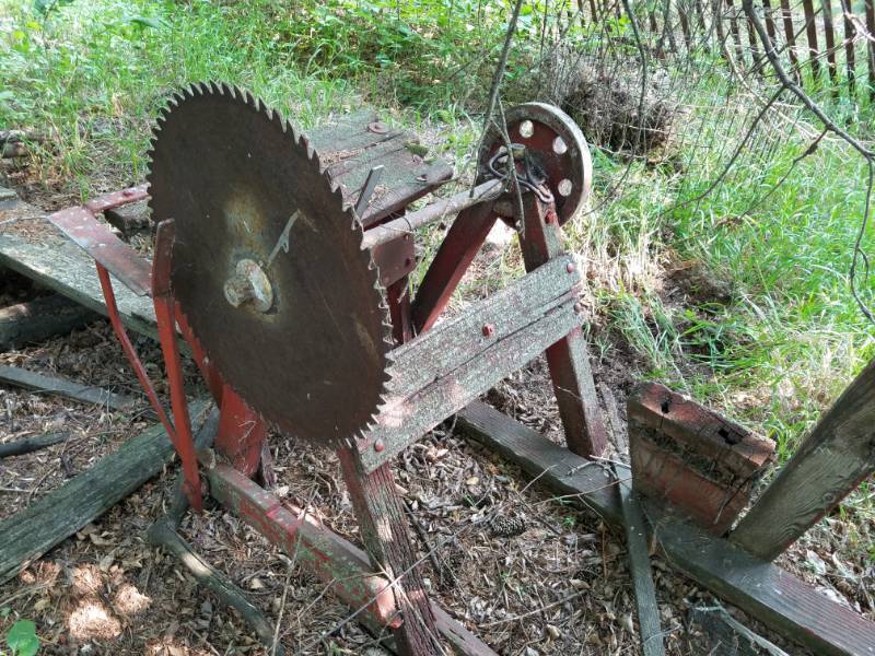 lot 265 image: Vintage Saw Mill Blade and shaft 2 feet in diameter