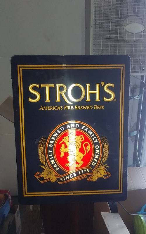 lot 42 image: Lighted Strohs Beer Sign 21x16
