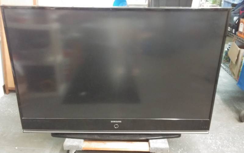 lot 3 image: Samsung 60 Inch TV (Overall Size 55x36)