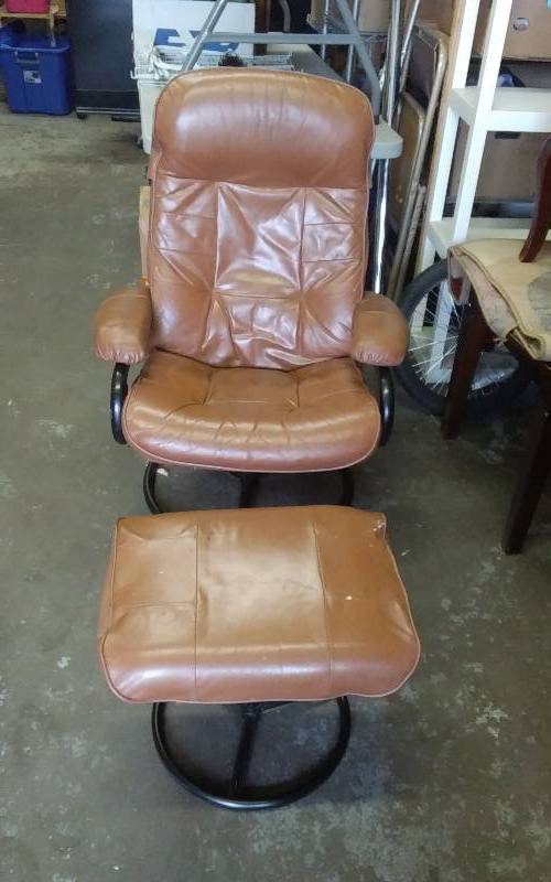 lot 9 image: Recliner Chair & Ottoman 38 Tall X 30 Wide