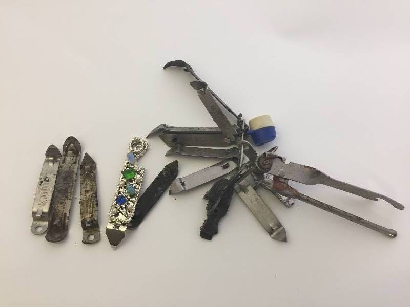 lot 45 image: Vintage Can Openers Hamms, Schmidts, Royal 58, More