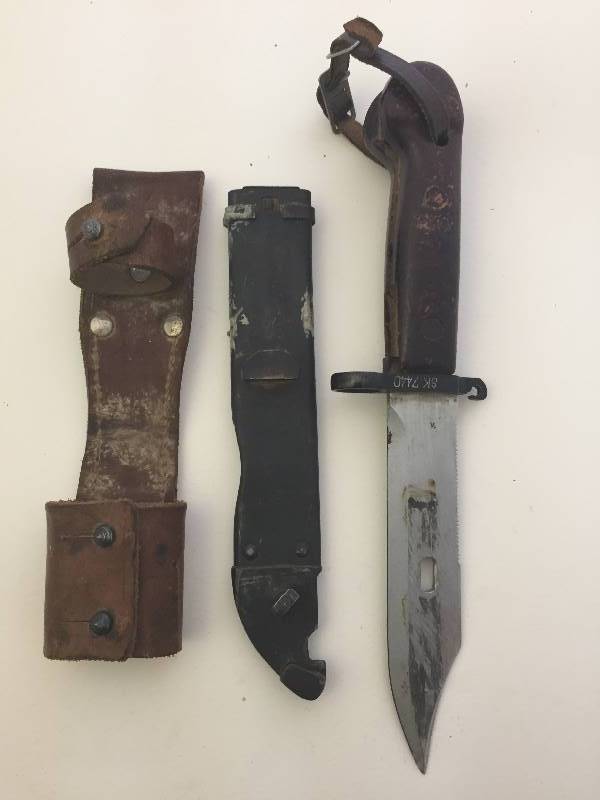 lot 66 image: Vintage Knife & Holders