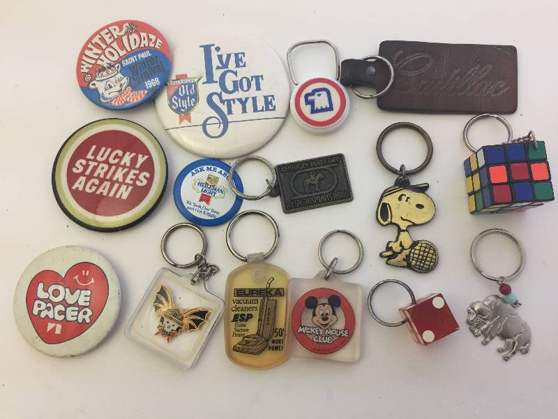 lot 79 image: Keychains & Pinbacks - Cadillac, Harley, Old Style Beer, more