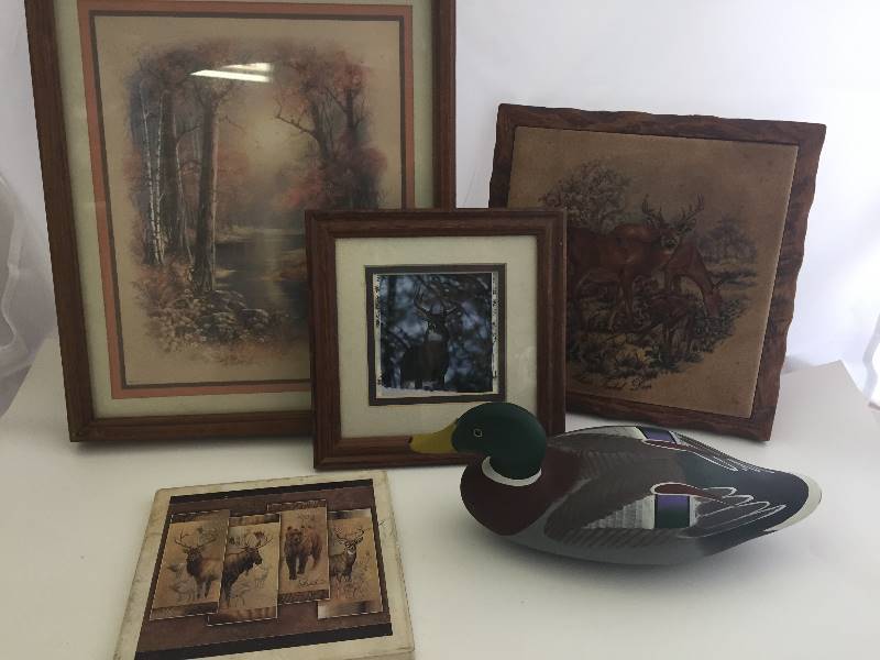 lot 86 image: Deer Bear Duck Decoratives