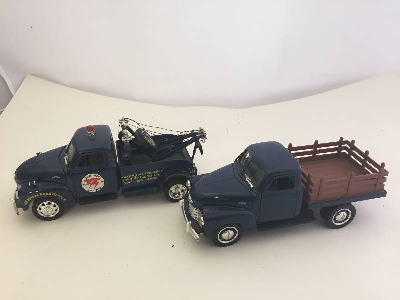 lot 123 image: Diecast 1958 Chevy Wrecker & 1953 Chev Pickup 124