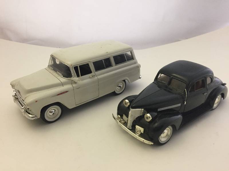 lot 124 image: Diecast Jada 1957 Chev Suburban & 1989 Chevrolet Coupe 124