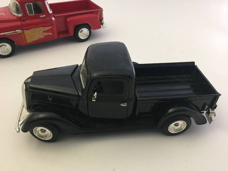 lot 125 image: Diecast 1955 Chevy Stepside & 1937 Ford Pick-up 124