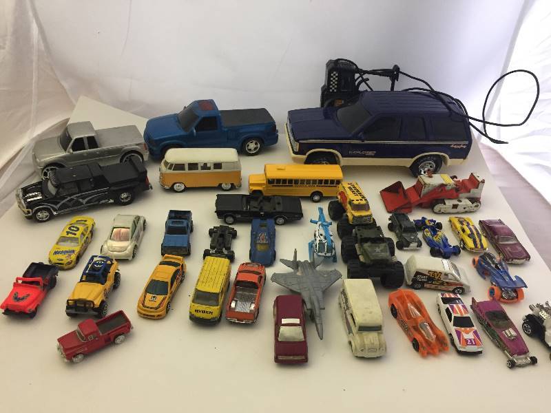 lot 130 image: Diecast Cars & More