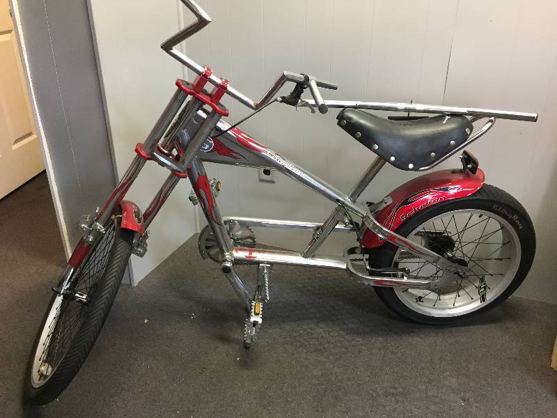 lot 6 image: Schwinn Sting Ray Chopper - 2 sets of handlebars