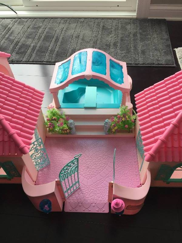 lot 13 image: Vintage My Little Pony Paradise Estate House Pool Playset Hasbro