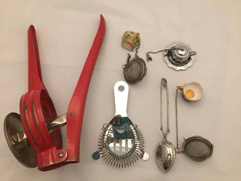 lot 187 image: Vintage Kitchen Accessories - Tea Bag Holders
