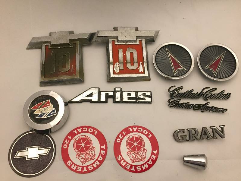 lot 189 image: Auto Car Emblems Accessories Vintage