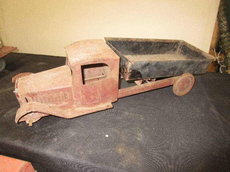 lot 3 image: Old Metal Toys