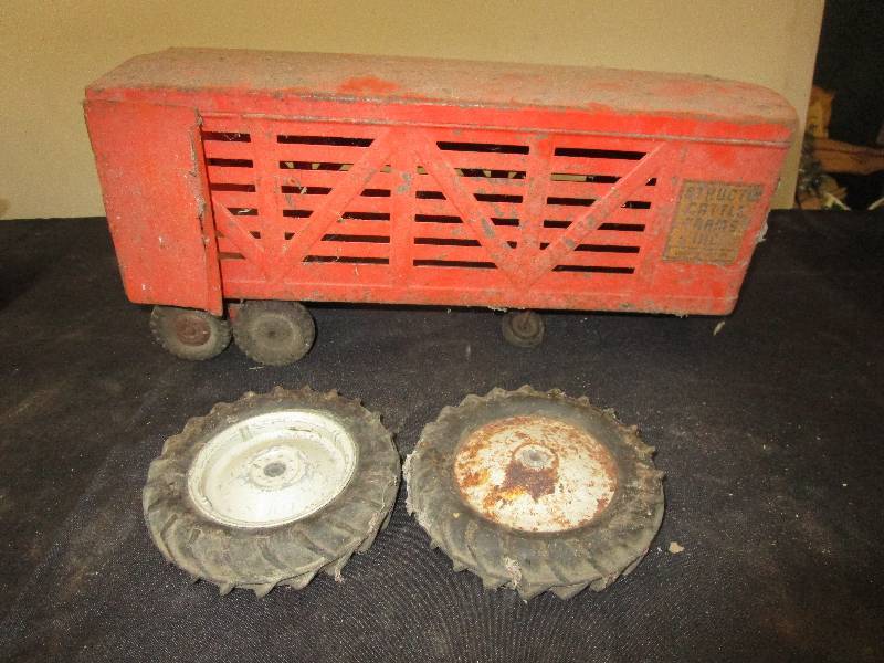 lot 4 image: Old Metal Toys, Metal Rim Toy Tractor Tires