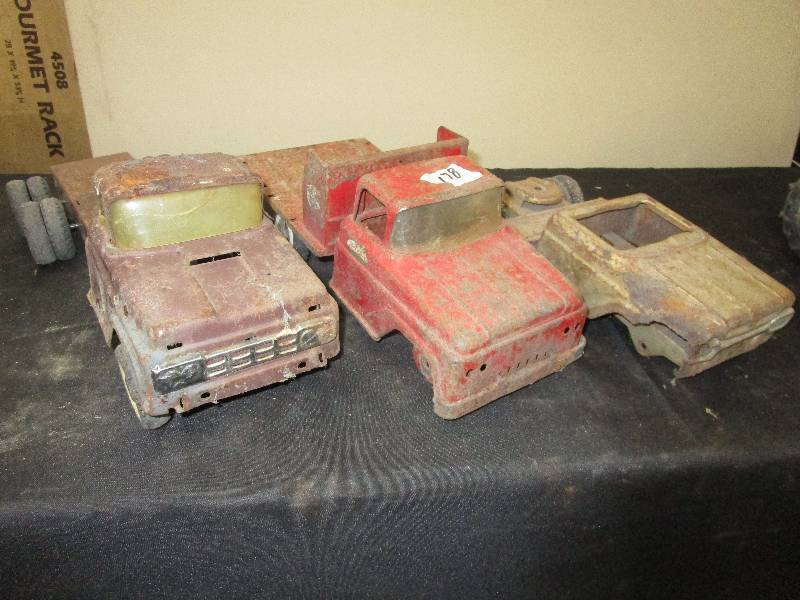 lot 6 image: Old Metal Toys