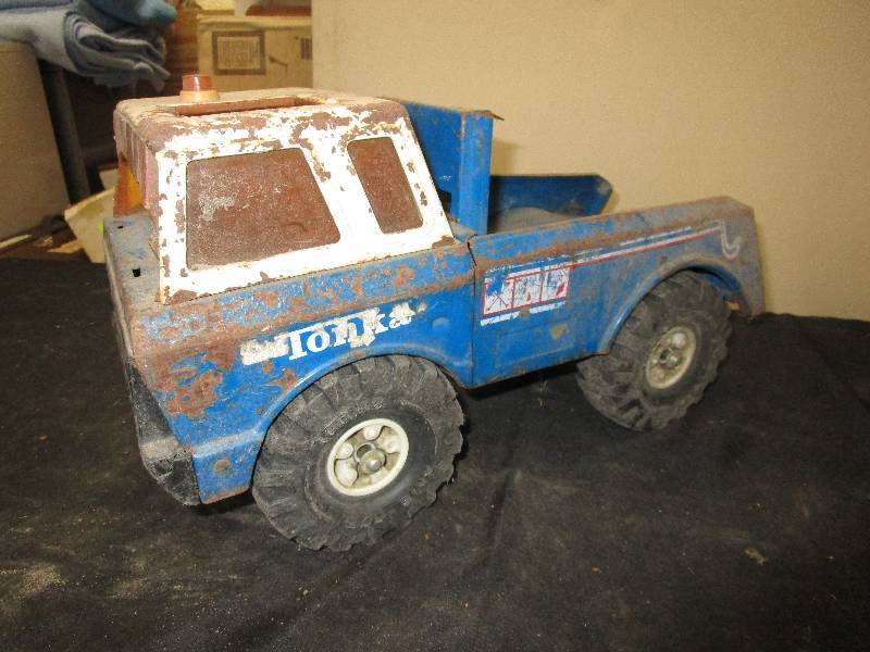 lot 7 image: Old Metal Toys