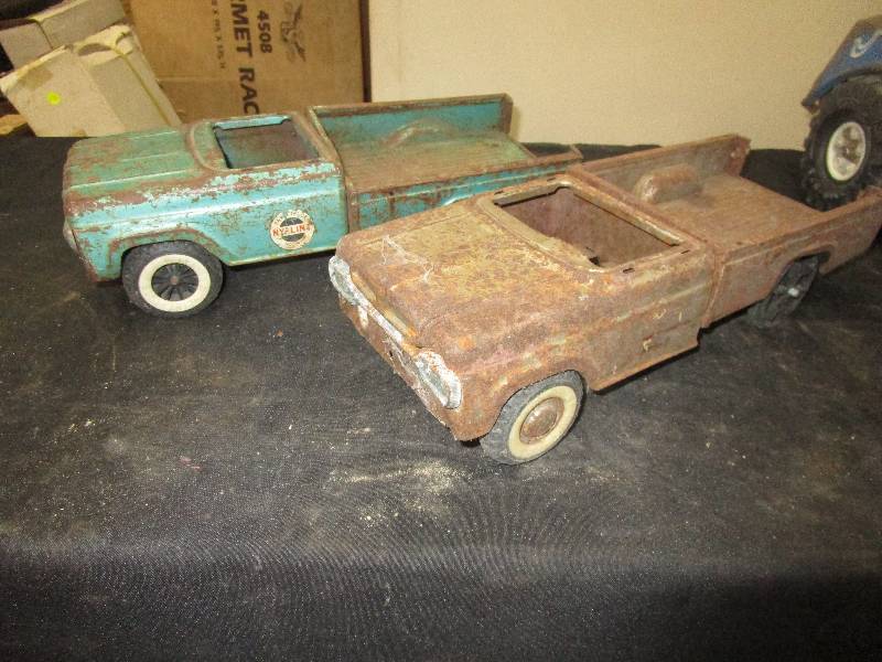 lot 8 image: Old Metal Toys
