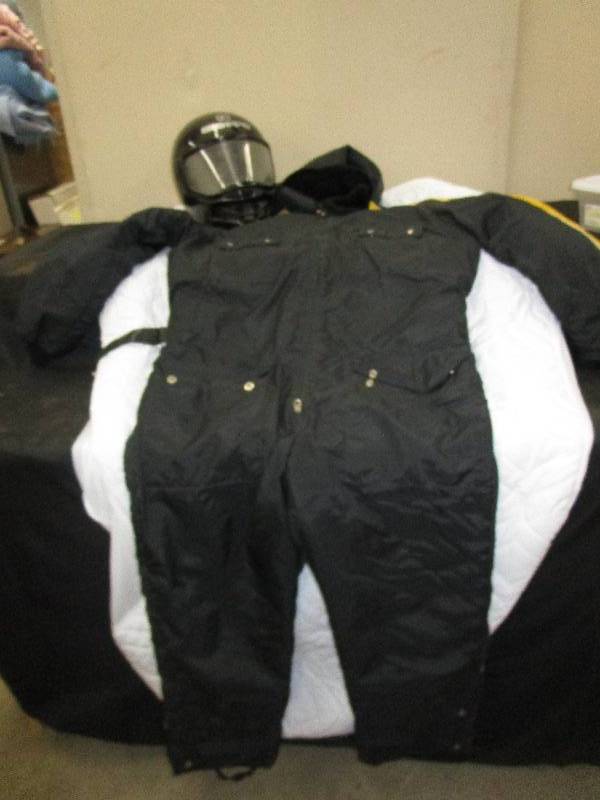 lot 30 image: Size Large Snow Suit and Xlarge DOT Helmet BIEFFE