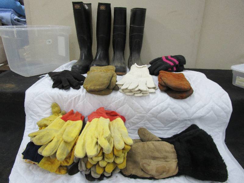 lot 31 image: Siz 10 and 8 Mudd Boots and Various Gloves