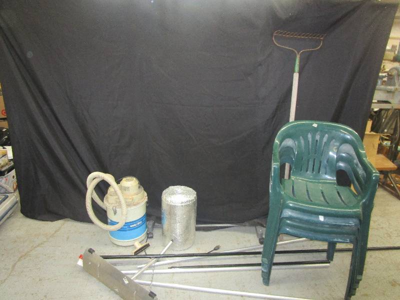 lot 47 image: Roof rake, shop vac, rake, insulation roll and 4 stackable plastic chairs and long scrubber brush