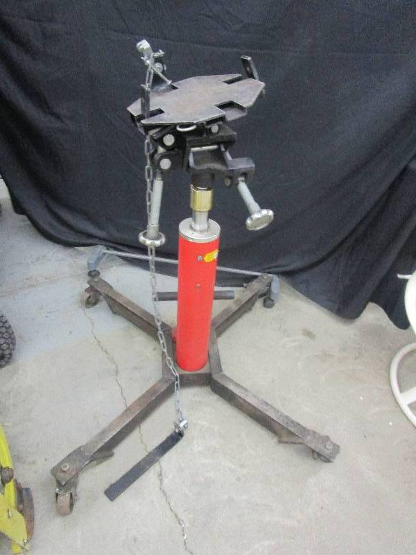 lot 69 image: 1000 pound Teloscopic Transmission Jack