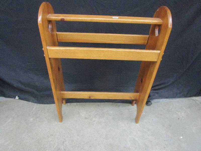 lot 71 image: Nice quilt rack
