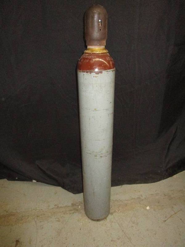 lot 99 image: Gray Tank of Argon no gauge cant tell what or how much is in it.