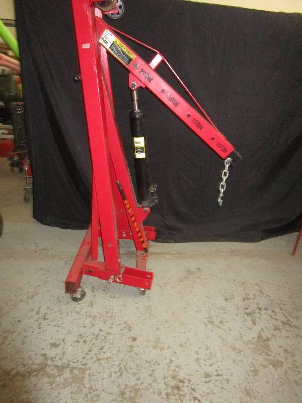 lot 102 image: 2 Ton Foldable Engine Hoist