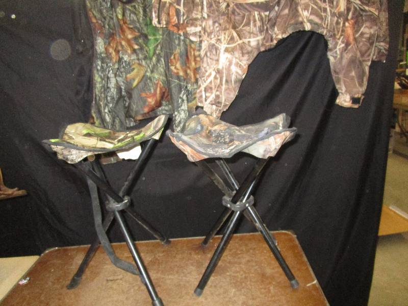 lot 105 image: Guide Series XL Hunting Jacket, Game Hide Medium Jacket, 2 Hunting Stools