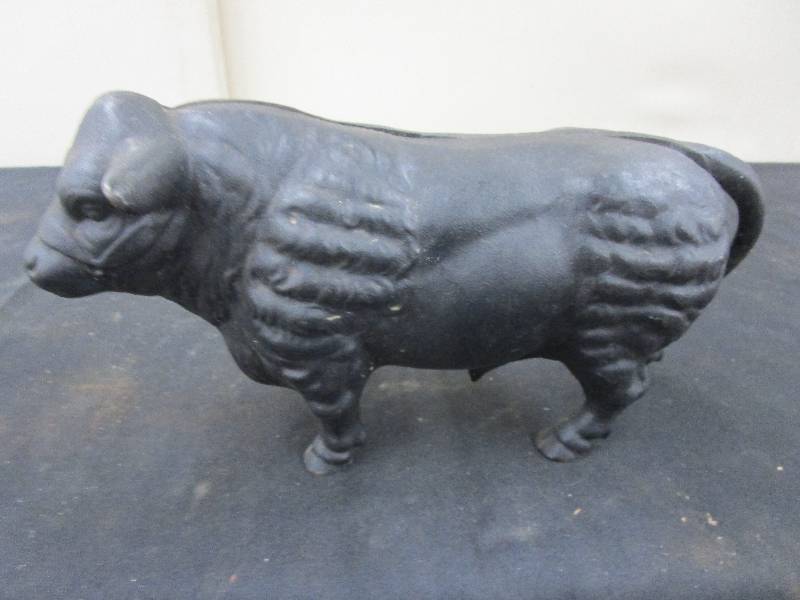 lot 107 image: Cast Iron Bull Bank