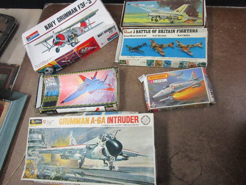 lot 129 image: Model Planes