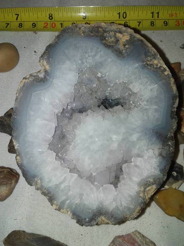 polish and cut rocks with large quartzite