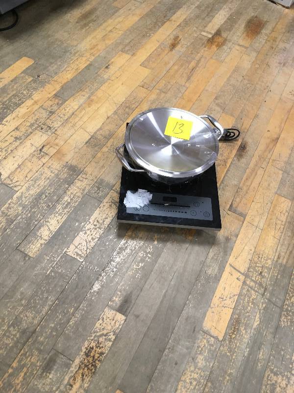 lot 13 image: Portable  Cooktop with Stainless Steel Pan used in working condition