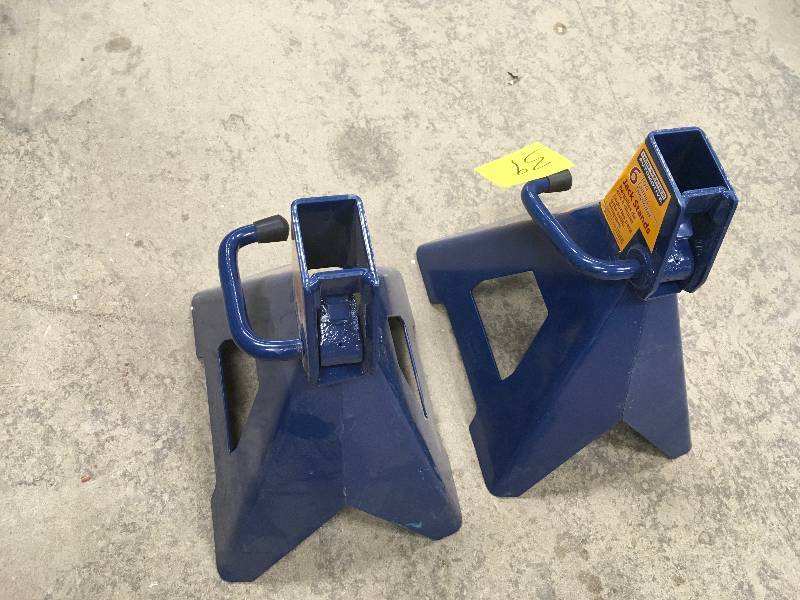 lot 39 image: Hein-Werner 6-Ton Jack Stands  Pair, Model# HW93506 stand only missing bars