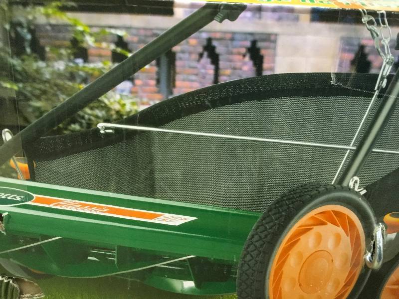 lot 53 image: Scots 20 in. Manual Walk Behind Reel Mower with Grass Catcher in good conditions