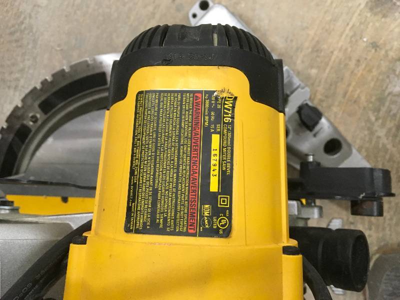 lot 67 image: Dewalt 15 Amp 12 in. Double-Bevel Compound Miter Saw used missing small bag in working condition