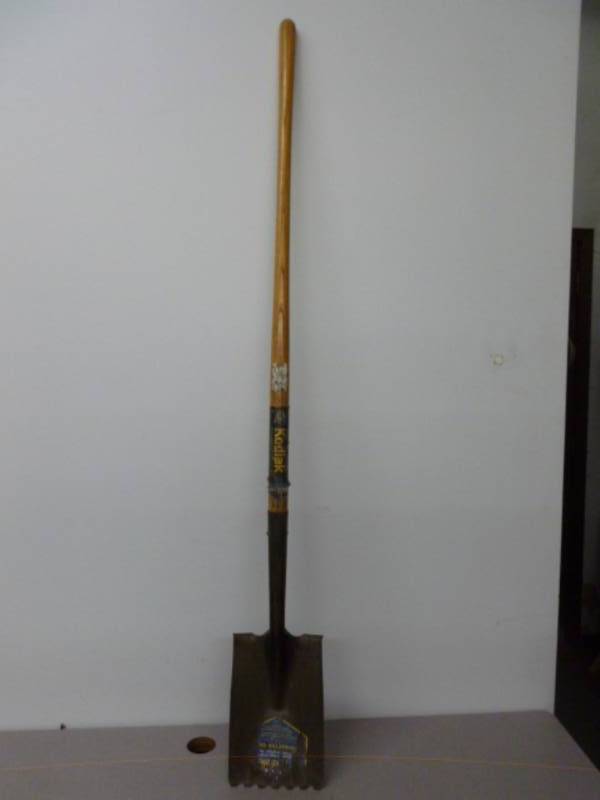 lot 14 image: Specialty Shovel