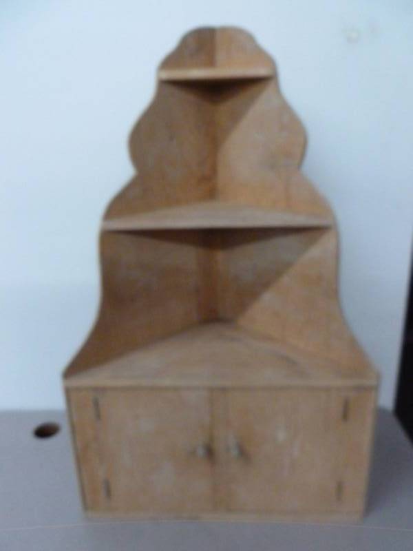 lot 82 image: Vintage Corner Shelf