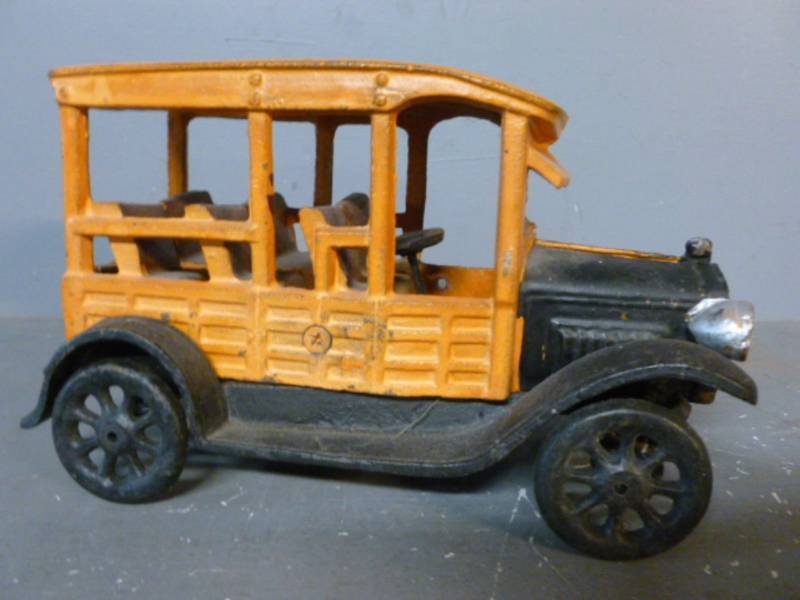 lot 79 image: Cast Iron Car